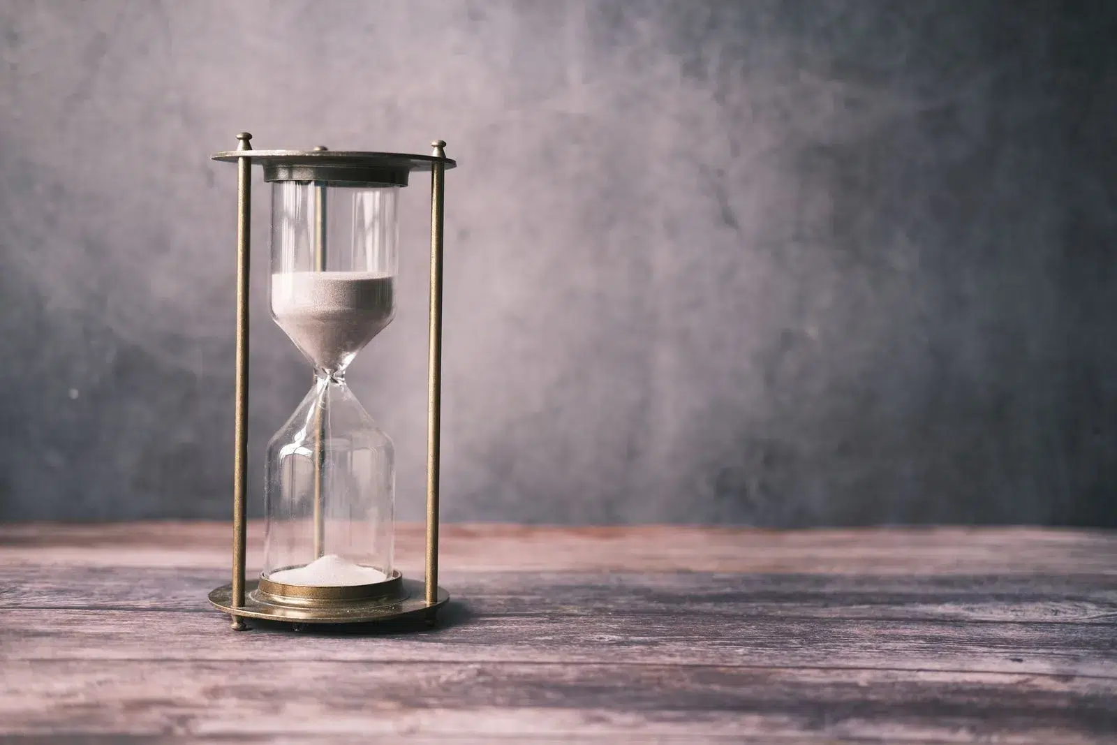 Hourglass with sand flowing — link acquisition is measured in months, not days