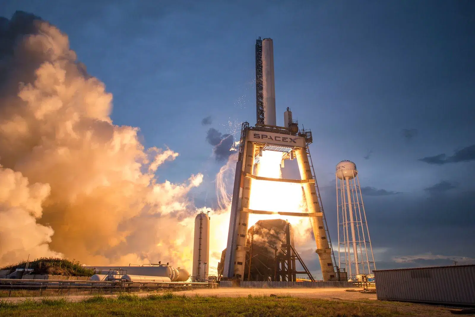 SpaceX rocket launching dramatically from the pad — earned backlinks remain one of the few durable growth levers in SEO